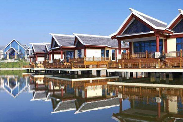 威海湯泊溫泉度假村+威海湯泊溫泉+雙人自助早餐·移步亦景、動(dòng)靜相宜，營(yíng)造一種遠(yuǎn)離塵囂，回歸自然的寧?kù)o，愜意的生活新方式